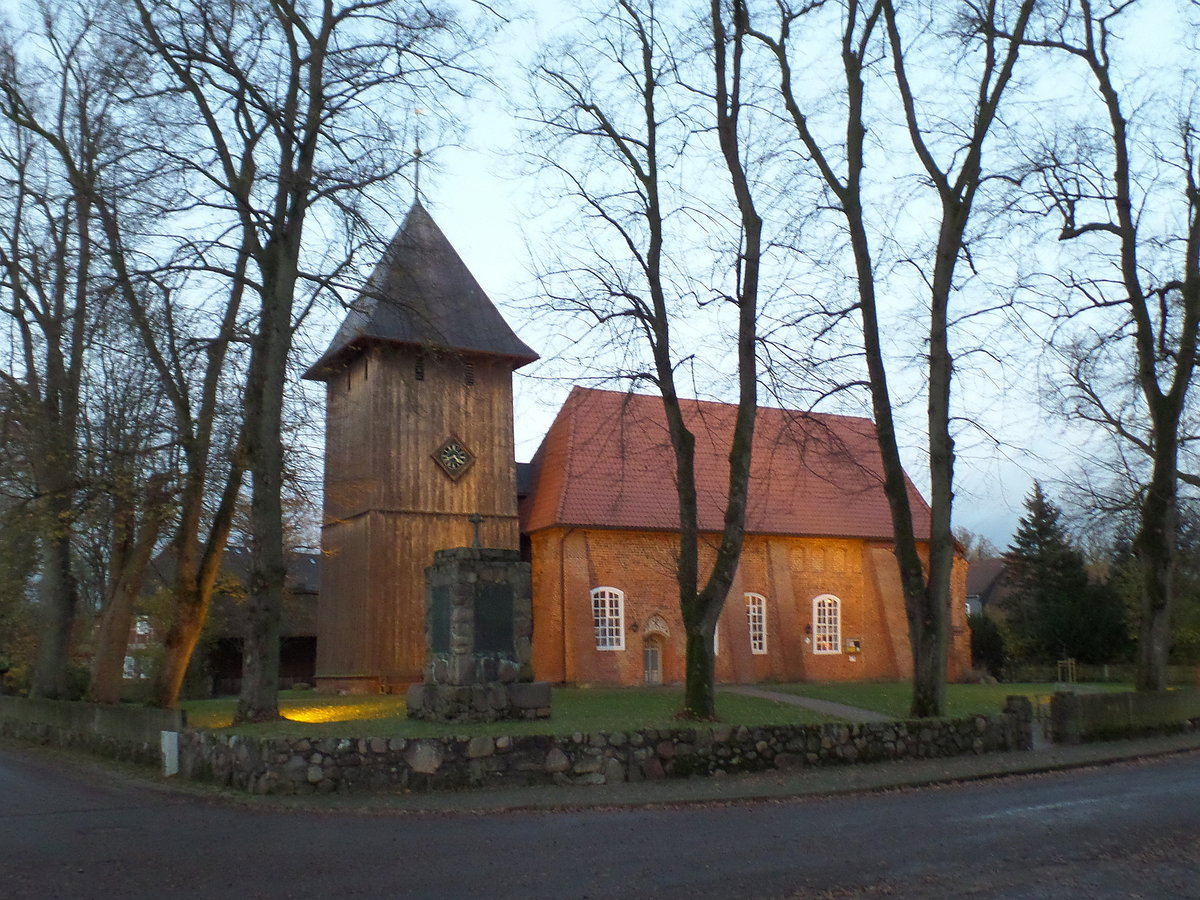 Ev.-Luth. St.-Laurentius-Kirche mit dem davorstehenden Gedenkstein in Mden (rtze) im Sdteil der Lneburger Heide am 11.11.2017 /