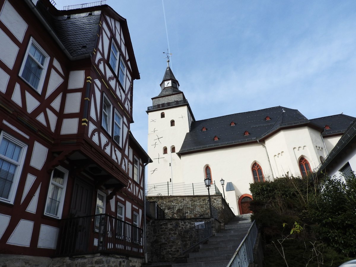 EV. PFARRKIRCHE UND PFARRHAUS HAIGER/DILLKREIS
Als Wahrzeichen der hessischen Kleinstadt auf einer Anhhe direkt ber dem
Marktplatz im Zentrum gelegen,bietet die mehr als 900 Jahre alte Kirche im
Inneren wertvolle Fresken von flmischen Malern...
Wunderschn renoviert das Fachwerk-Pfarrhaus unterhalb,hier am 3.3.2017