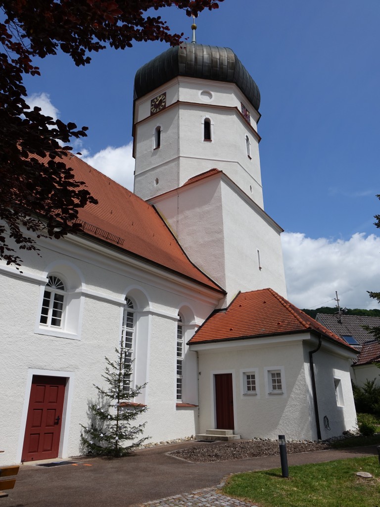 Ev. St. Peter und Paul Kirche in Unterbhringen, erbaut 1595, flachgedeckte Saalkirche mit Chorturm (10.05.2015)