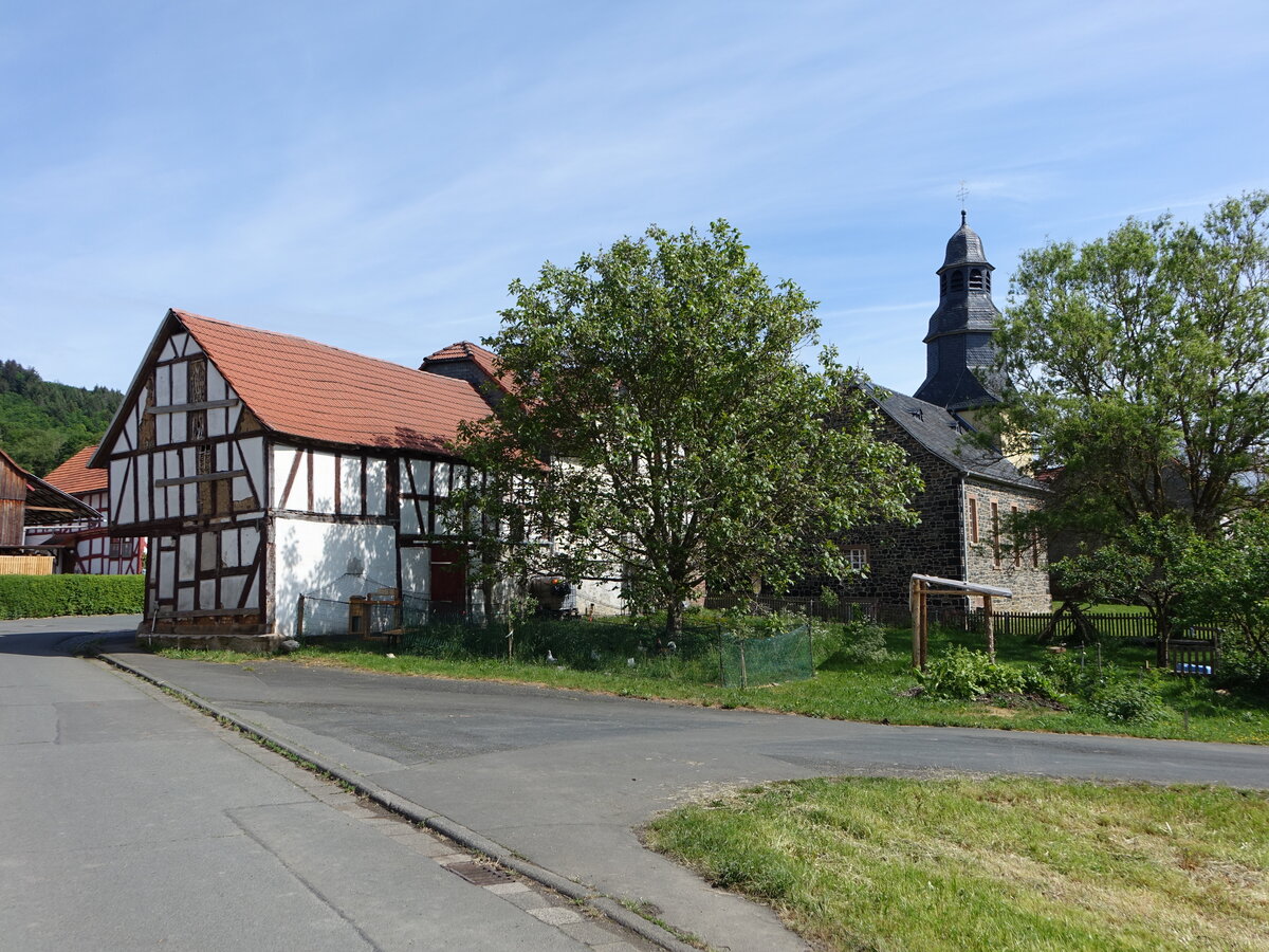 Evangelische Dorfkirche aus dem 13. Jahrhundert in Damshausen (17.05.2022)