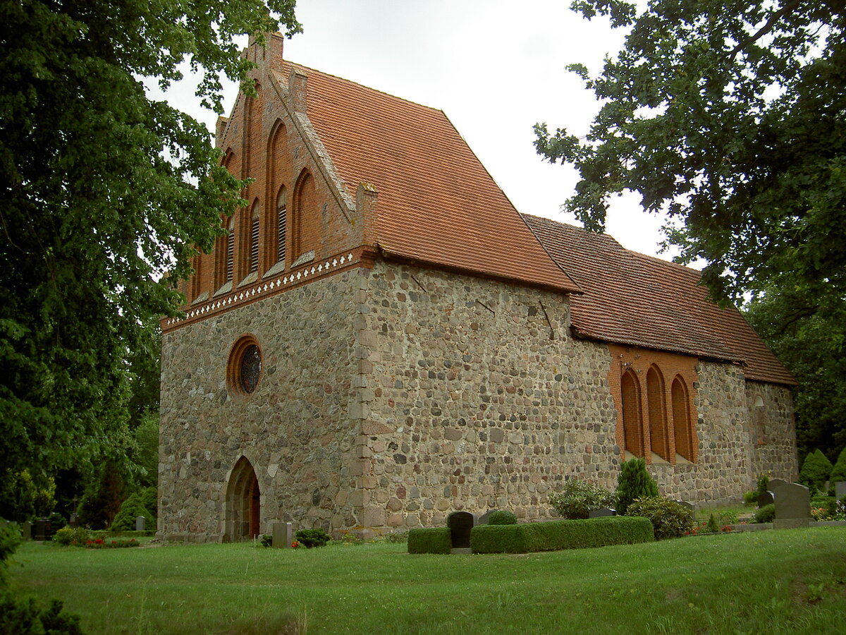 Evangelische Dorfkirche Frauenmark, erbaut im 13. Jahrhundert, sptromanische Feldsteinkirche (11.07.2012)