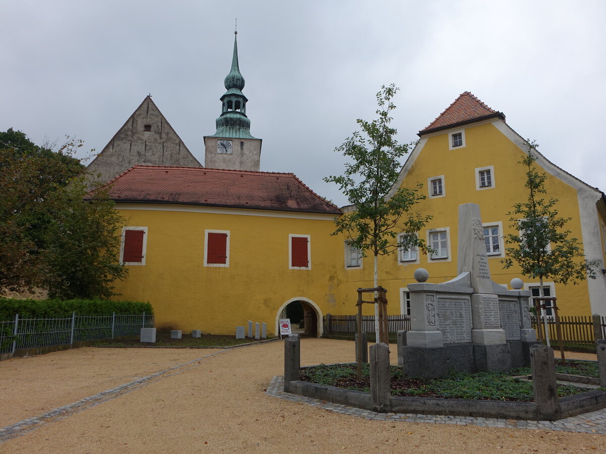 evangelische Wehrkirche in Horka, erbaut im 13. Jahrhundert, davor Torbau mit Pfarrhaus (16.09.2021)
