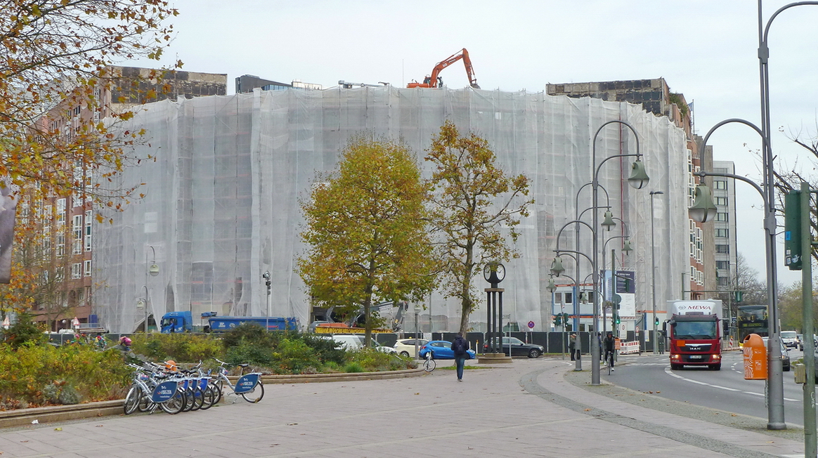 Ex Volksbank Gebude in der Berliner City West neben dem Zoo-Aquarium an der Ecke Budapester Str. / Kurfrstenstrae. Es entsteht, nach nur 32 Jahren der Nutzung, ein neues Brogebude. In die unteren zwei Etagen zieht Einzelhandel ein. Foto:14.11.2017