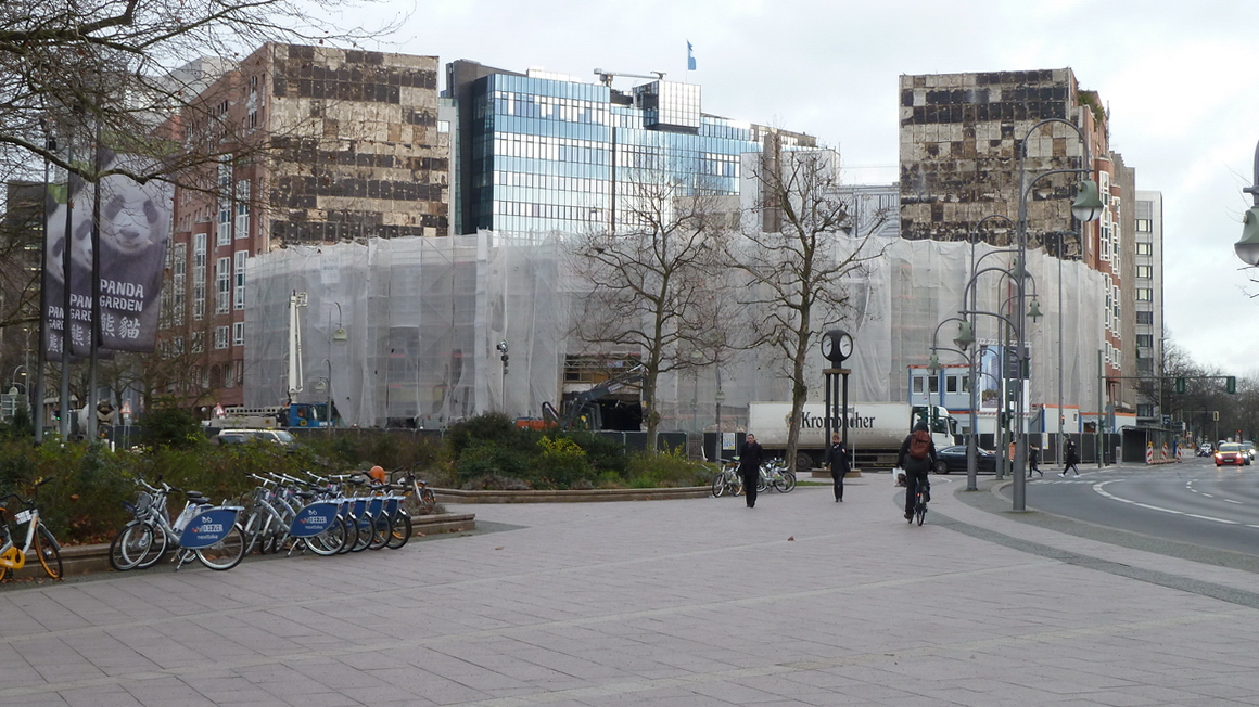 Ex Volksbank Gebude in der Berliner City West neben dem Zoo-Aquarium an der Ecke Budapester Str. / Kurfrstenstrae. Es entsteht, nach nur 32 Jahren der Nutzung, ein neues Brogebude. In die unteren zwei Etagen zieht Einzelhandel ein. Foto:22.12.2017