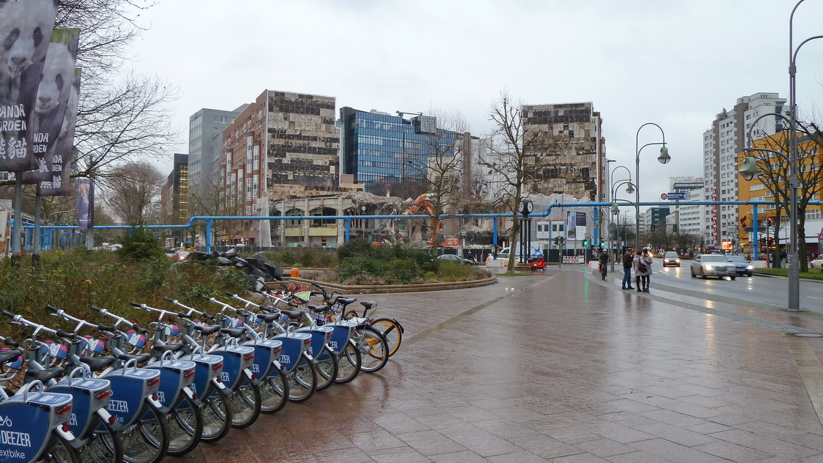 Ex Volksbank Gebude in der Berliner City West neben dem Zoo-Aquarium an der Ecke Budapester Str. / Kurfrstenstrae. Es entsteht, nach nur 32 Jahren der Nutzung, ein neues Brogebude. In die unteren zwei Etagen zieht Einzelhandel ein. Foto:25.01.2018