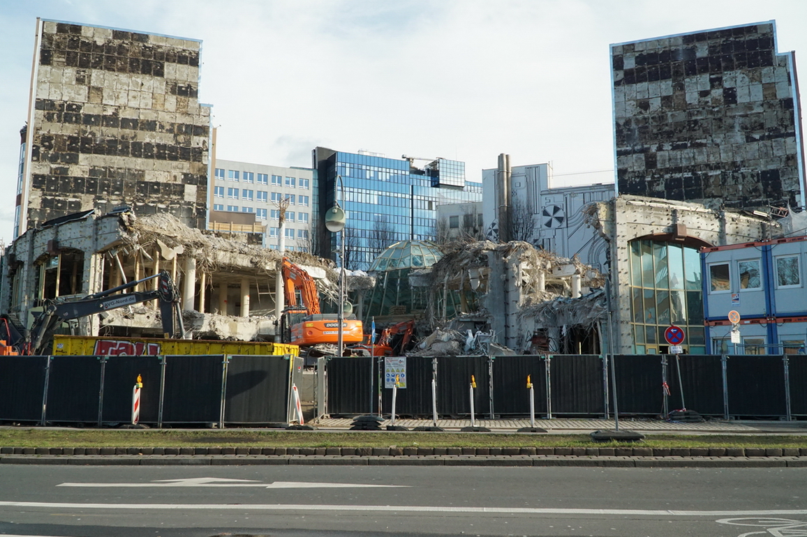 Ex Volksbank Gebude in der Berliner City West neben dem Zoo-Aquarium an der Ecke Budapester Str. / Kurfrstenstrae. Es entsteht, nach nur 32 Jahren der Nutzung, ein neues Brogebude. In die unteren zwei Etagen zieht Einzelhandel ein. Foto:01.02.2018