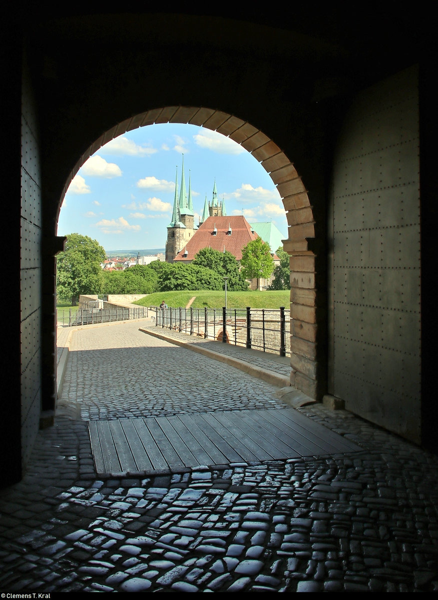 Experimenteller Blick aus dem Torbogen der Festung Petersberg in Erfurt in Richtung der Kirche St. Severi und des dahinterliegenden Erfurter Doms.
[3.6.2019 | 16:10 Uhr]