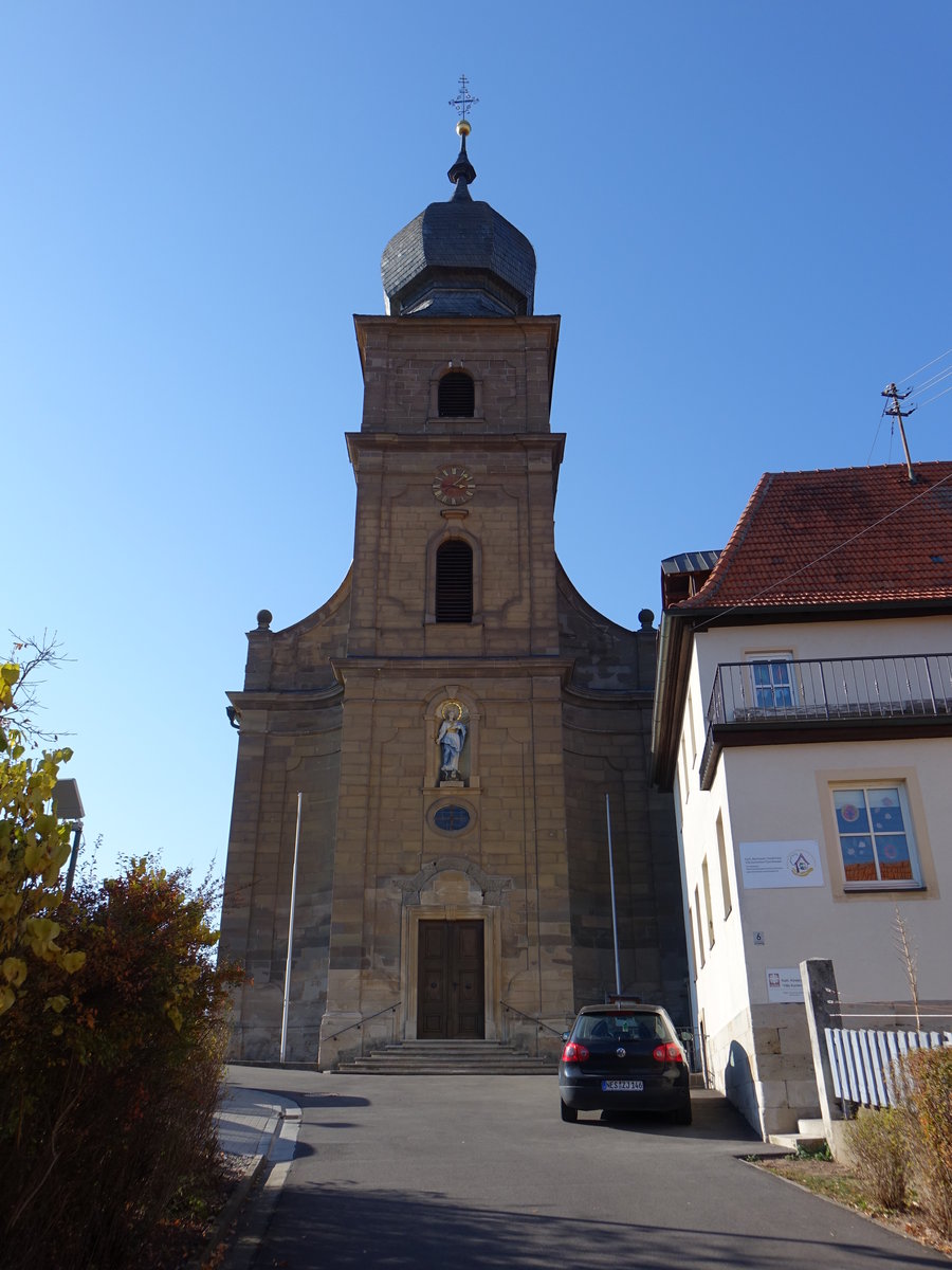 Eyershausen, kath. Pfarrkirche St. Wendelin, Saalbau mit Satteldach und polygonalem Chor, Westfassade mit Fassadenturm, erbaut von 1752 bis 1754 durch Johann Müller (15.10.2018)