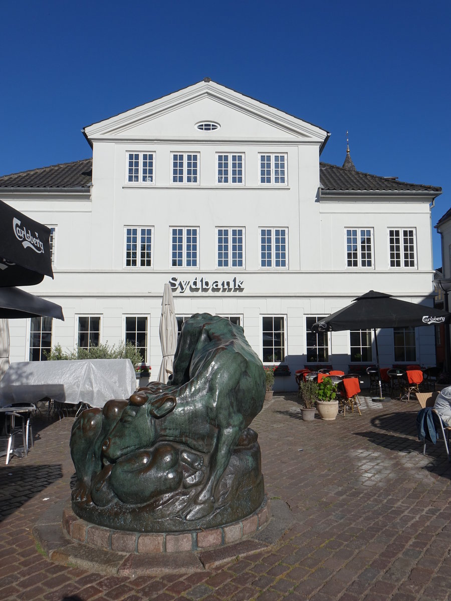 Faaborg, Skulptur vor dem Gebude der Svedbank am Torvet (06.06.2018)