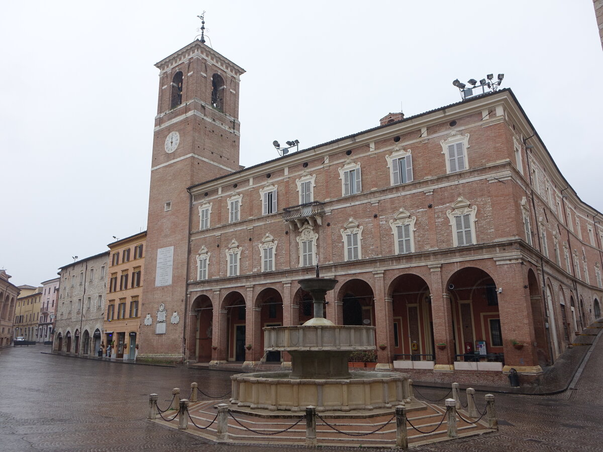 Fabriano, Palazzo Vescoville mit Torre Civica an der Piazza del Comune, erbaut bis 1729 (30.03.2022)