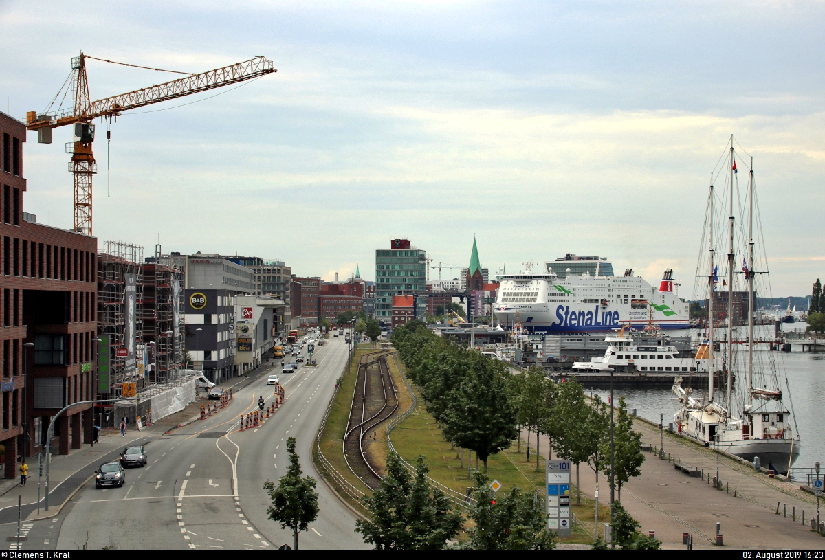 Facettenreicher Stadtblick auf Kiel mit Baukran, Anschlussgleisen zum Hafen, Kirche St. Nikolai und dem Schwedenkai mit einem Schiff der Stena Line AB.
Aufgenommen von der Gablenzbrcke.
[2.8.2019 | 16:23 Uhr]