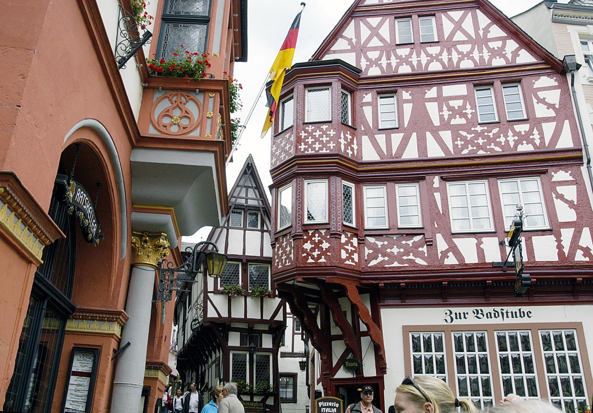 Fachwerk am Markt von Bernkastel-Kues. Im Hintergrund das Spitzhuschen. Aufnahme: Juli 2007