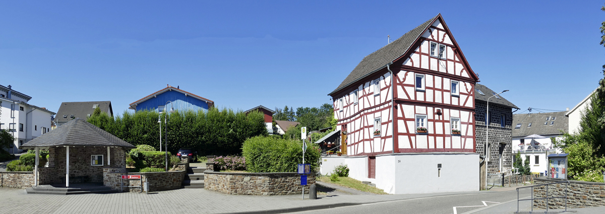 Fachwerk und kleines Parkgelnde an der Mittelstrae in Niederzissen - 29.06.2019