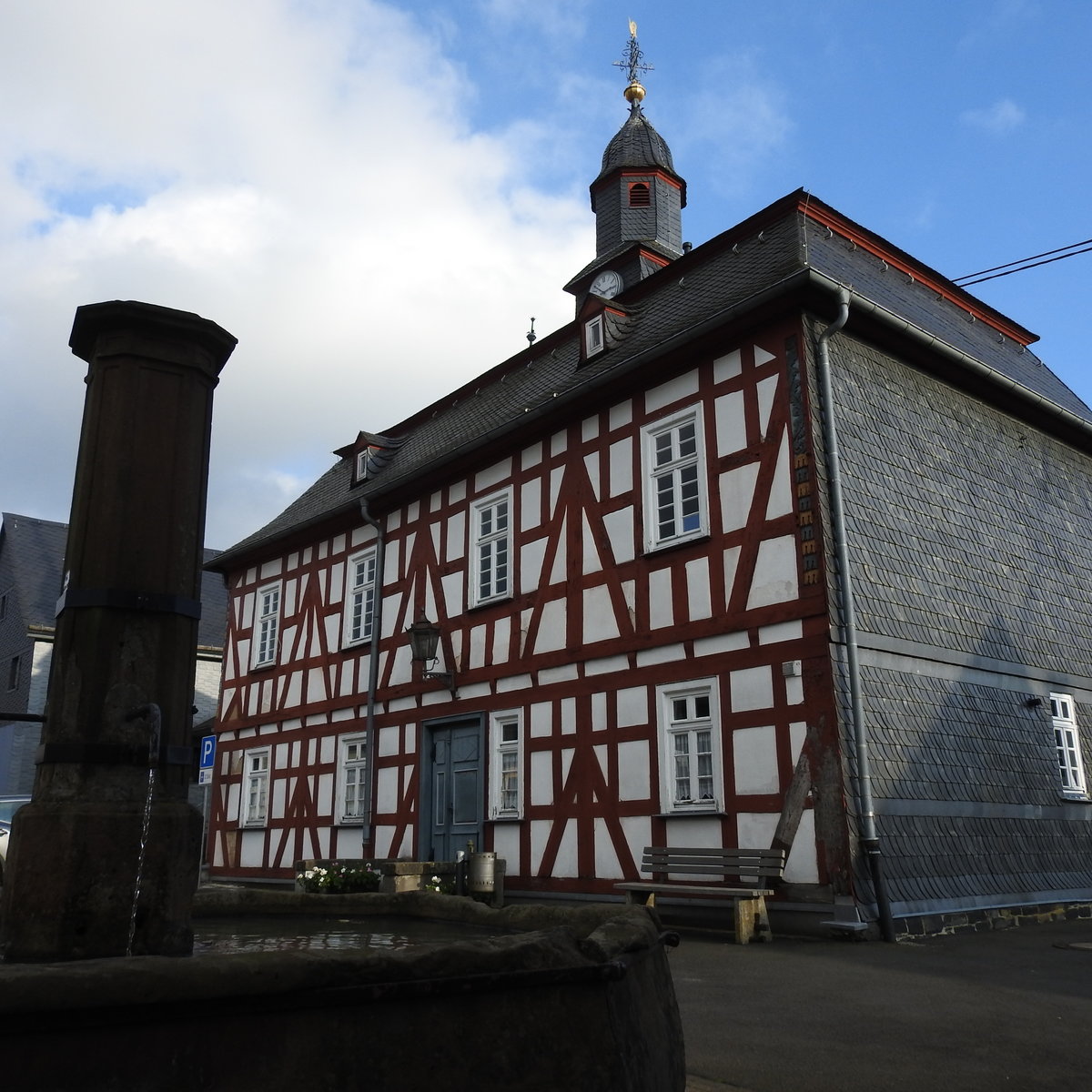 FACHWERK-RATHAUS REHE/WESTERWALD
Die kleine Ortsgemeinde im Hohen Westerwald gehrt zu RENNEROD,und das typische Westerwlder Fachwerkhaus
mit Beschieferung an der Wetterseite aus dem frhen 18. Jahrhundert hat im Obergeschoss
einen protestantischen Betsaal mit Bnken und Kanzel- am 2.11.2017...