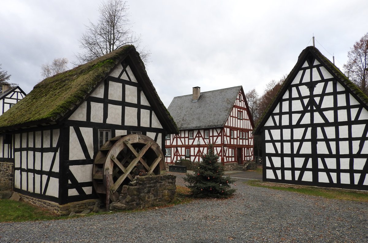 FACHWERKENSEMBLE IN HACHENBURG/WW
Alte Westerwlder Fachwerkhuser lassen sich im Landschaftsmuseum HACHENBURG/Ww.
auch mit ihrer Inneneinrichtung besichtigen,wie hier die lmhle und das
Mhlenwohnhaus aus den Jahren 1700/50 in der Vorweihnachtszeit am 20.11.16...