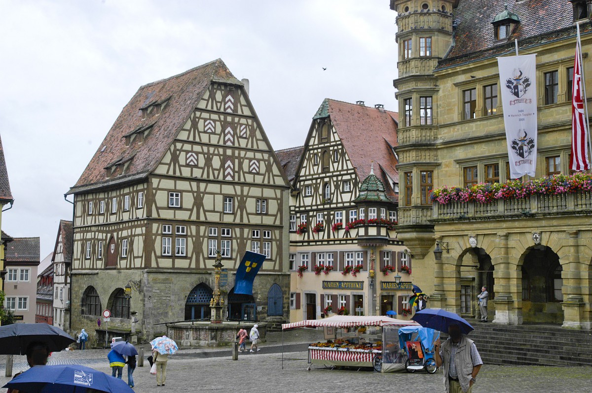 Fachwerkhuser am Marktplatz in Rothenburg ob der Tauber. Aufnahme: August 2008.