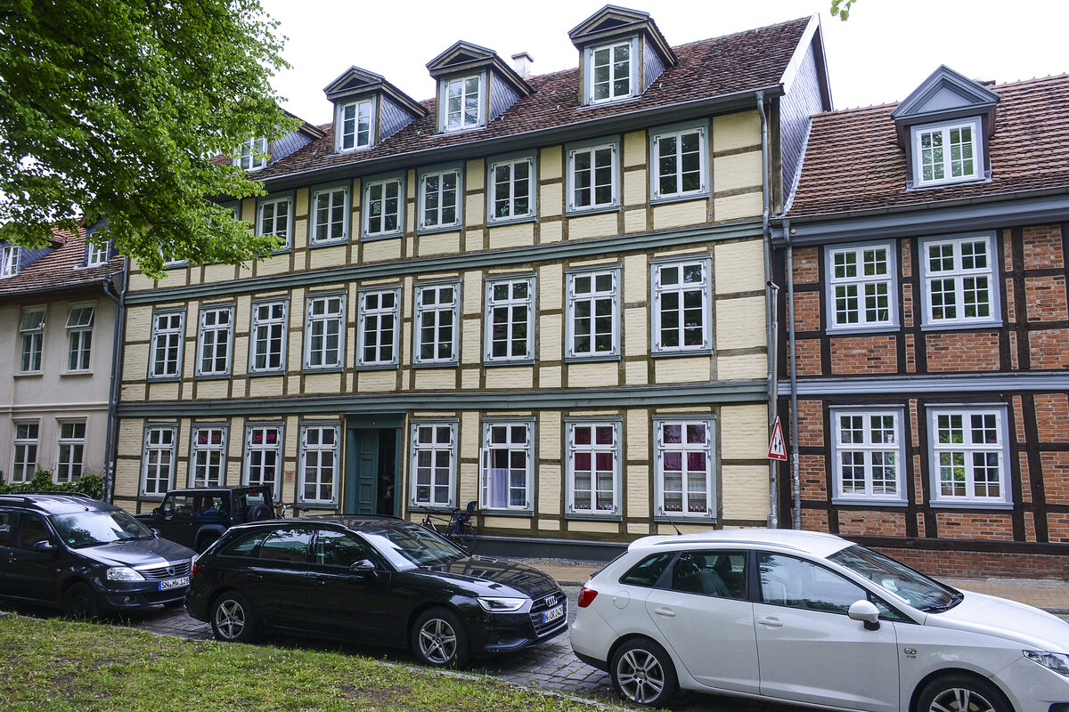 Fachwerkhuser an der Lindenstrae om Schweriner Ortsteil Schelstadt. Aufnahme: 17. Juni 2022.