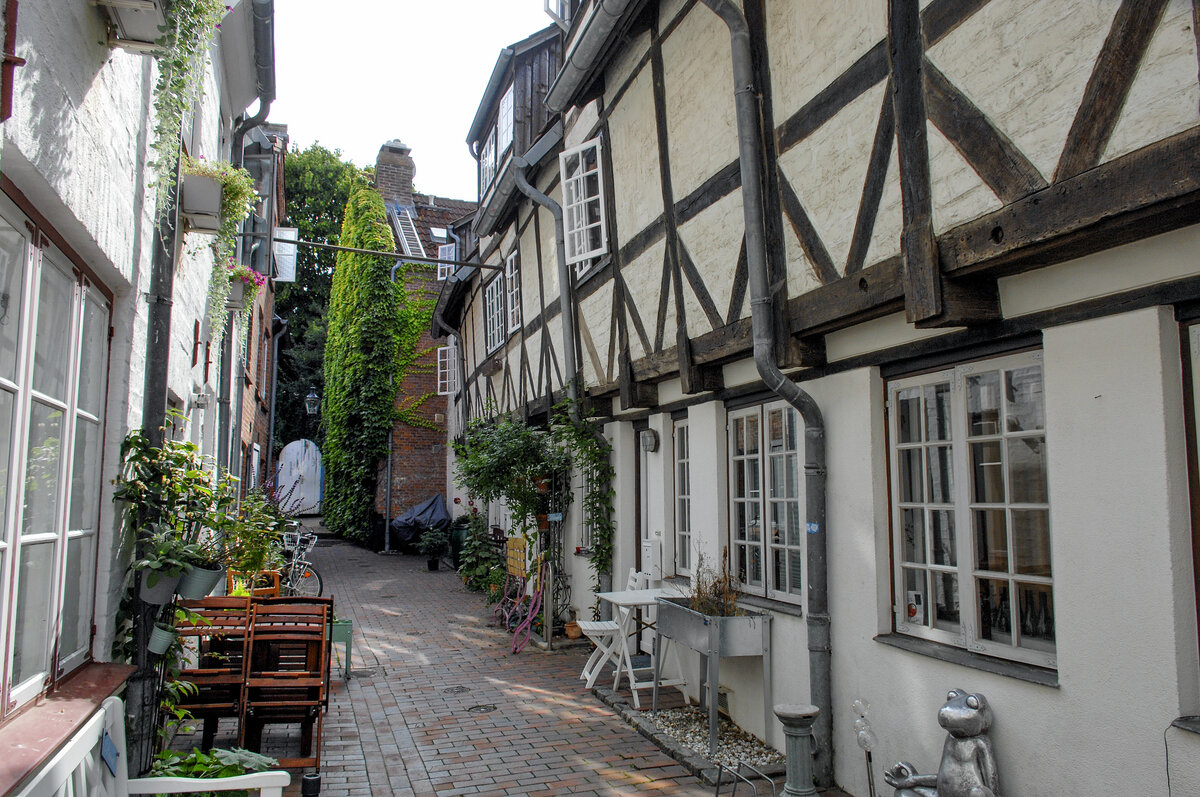 Fachwerkhuser im Bckergang in der Lbecker Altstadt. Die dicht bebauten Gassen entstanden, als erfolgreicher Handel die Knigin der Hanse rasch wachsen lie. Doch der Altstadthgel wuchs nicht mit: Schnell wurde es innerhalb der Mauern zu eng. Als Notlsung brach man Gnge in die Vorderhuser und bebaute die Hinterhfe mit den so genannten Buden. Aufnahme: 21. August 2021.