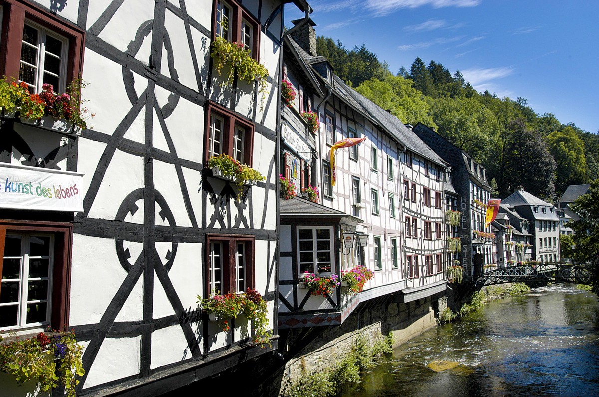 Fachwerkhuser und Monschau. Die Stadt liegt an der Rur in der Eifel. Aufnahme: Juli 2007.