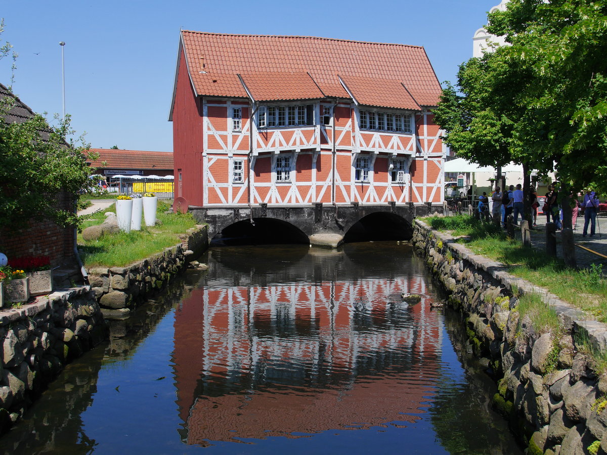 Fachwerkhaus  Gewlbe  aus dem 17. Jhd. vor der Einmndung der  Grube  in den Alten Hafen; frher berbrckte die Stadtmauer auf den beiden Gewlben den Wasserlauf, Hansestadt Wismar, 04.06.2016
