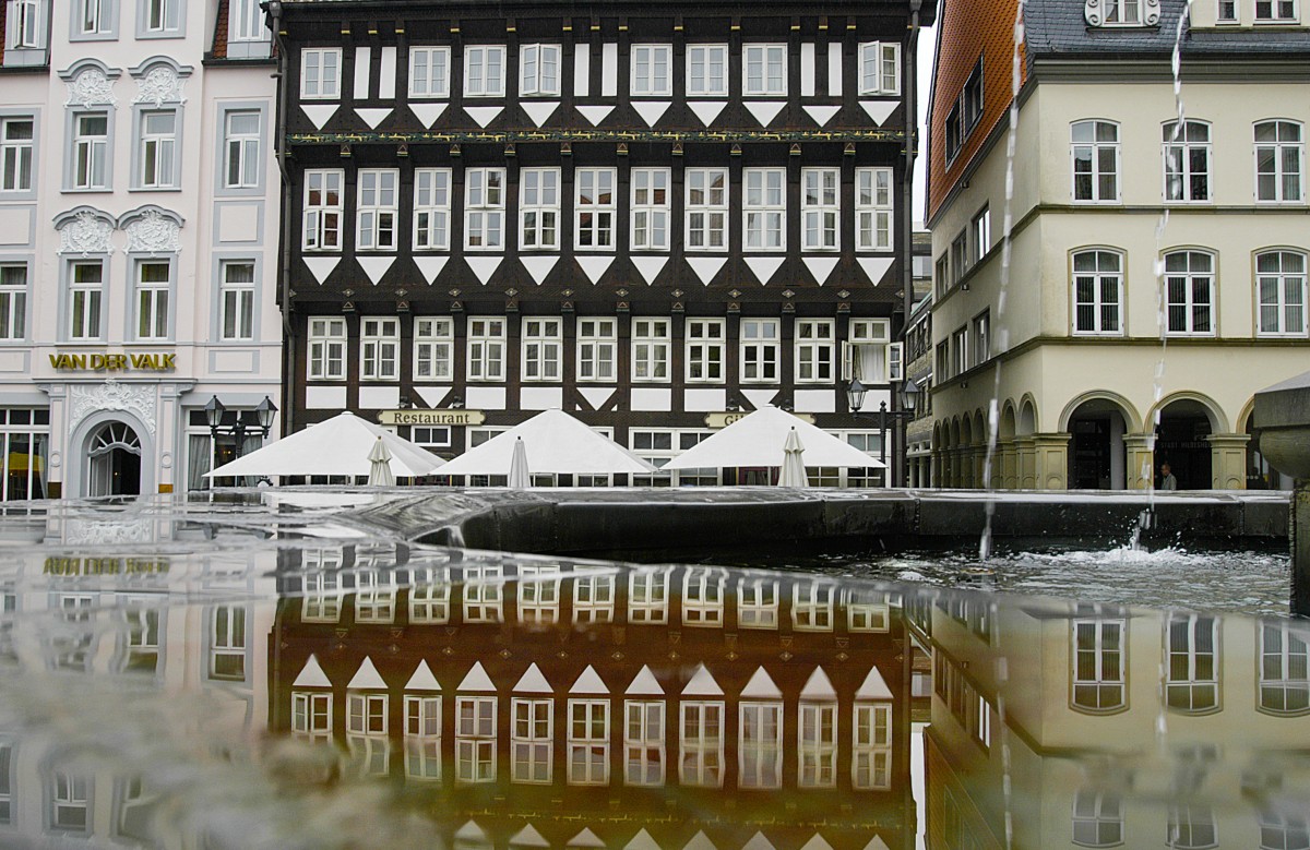 Fachwerkhaus in Hildesheim mit Spiegelbild im Rolandbrunnen. Aufnahme: Juli 2007.