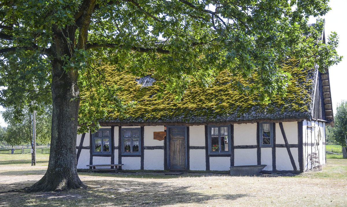 Fachwerkhaus in Kluki (deutsch Klucken, kaschubisch Klki)  in Hinterpommern. Kluki war der letzte Ort, an dem die – heute ausgestorbene – Slowinzische Sprache gesprochen wurde. Aufnahme: 18. August 2020.