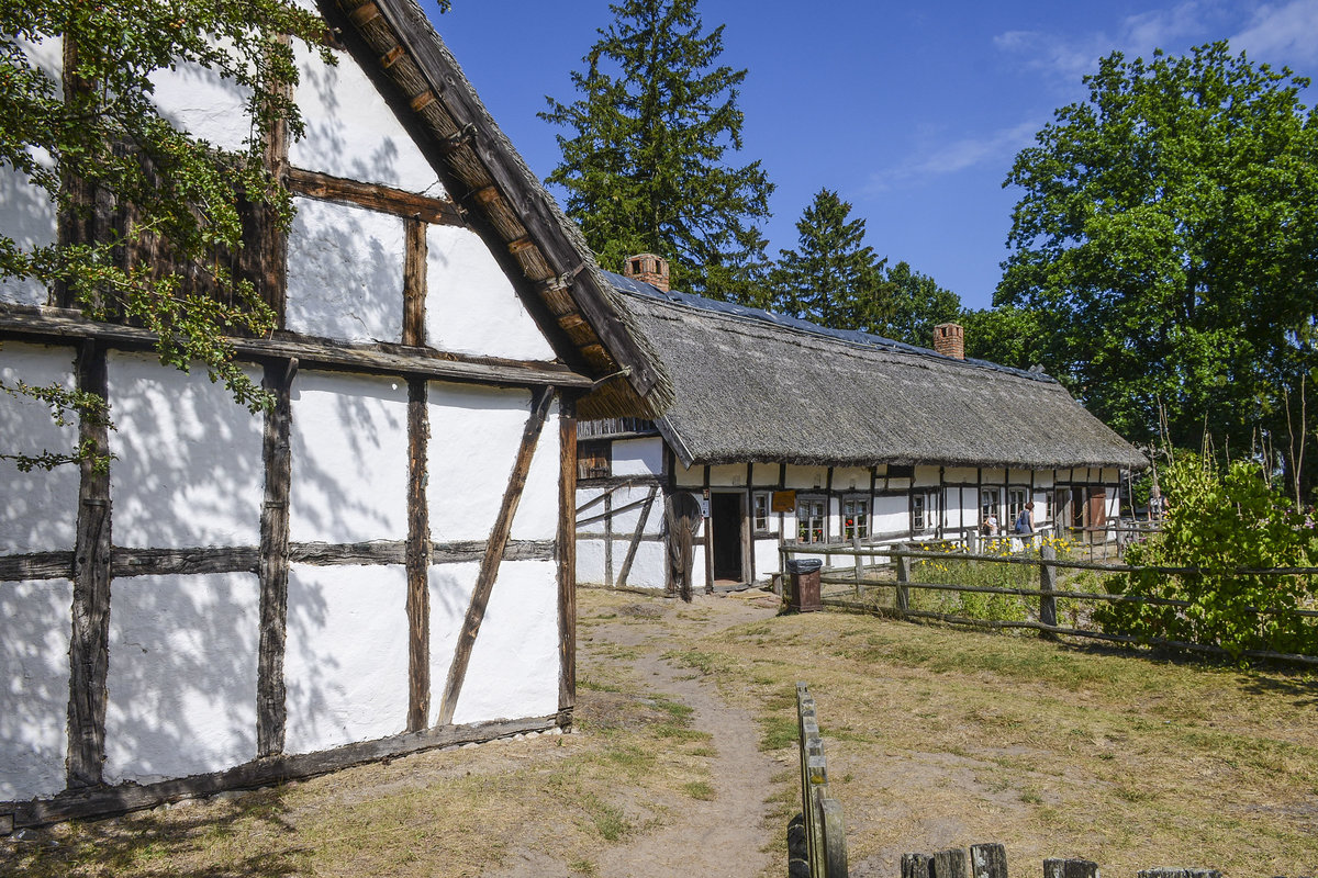 Fachwerkhaus in Kluki (Klucken). Das Fischer- und Bauerndorf Kluki liegt in Hinterpommern, etwa sieben Kilometer stlich von Smołdzino (Schmolsin) innerhalb des Słowiński Park Narodowy. Aufnahme: 18. August 2020.