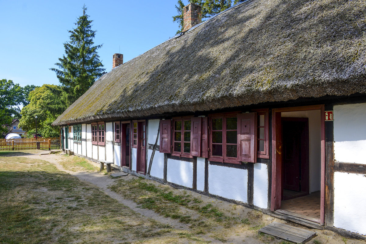 Fachwerkhaus in Kluki (Klucken) in Hinterpommern. Gegen Ende des Zweiten Weltkriegs wurde Klucken am 9. Mrz 1945 kampflos von der Roten Armee besetzt. Wie berall im Sperrbereich an der Ostsee mussten die Bewohner das Dorf sofort verlassen. Erst im Mai durften sie zurckkehren. Nach Kriegsende wurde Klucken zusammen mit ganz Hinterpommern unter polnische Verwaltung gestellt. Im Jahre 1946 wurden die ersten Polen in das Dorf umgesiedelt. Das Dorf wurde von den Polen in Kluki umbenannt. In der Nacht zum 3. Januar 1947 erfolgte die erste Vertreibung aus Kluki.
Aufnahme: 18. august 2020.