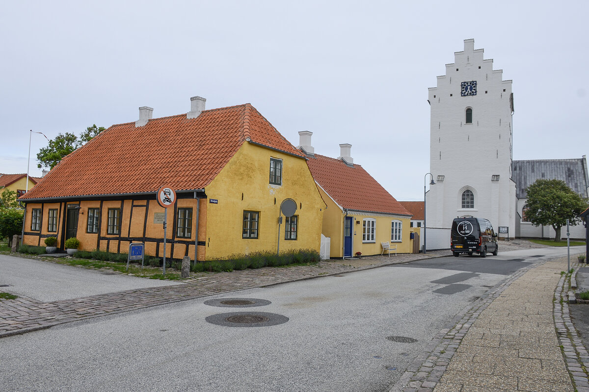 Fachwerkhaus in der Strandgade und die wei� get�nchte Kirche in S�by in Nordj�tland in D�nemark. Aufnahme: 15. Juni 2026.