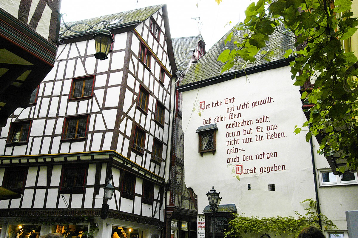 Fachwerkhaus und Wandbeschriftung in Bernkastel-Kues. Aufnahme: Juli 2007.