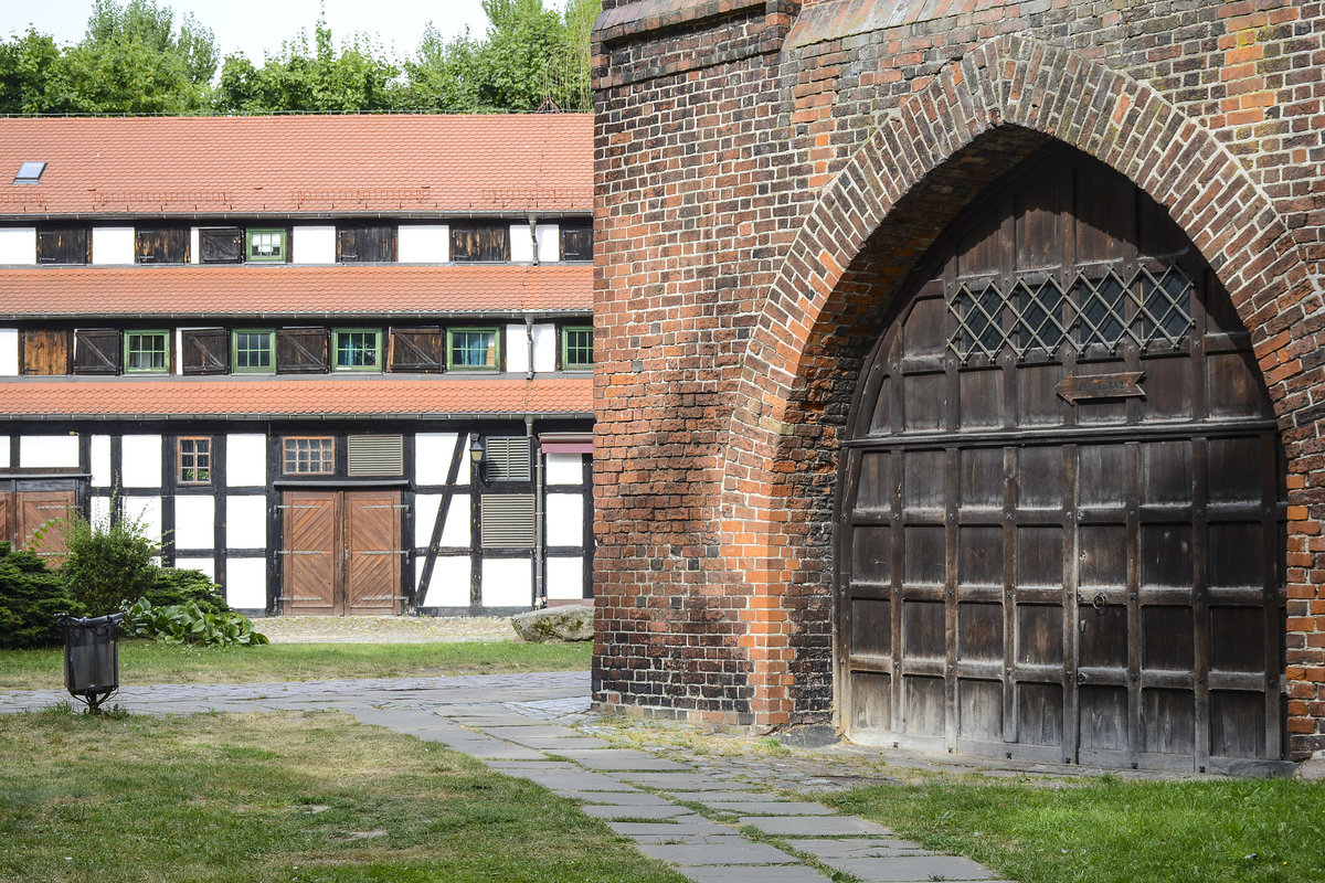 Fachwerkspeicher am Muzeum Pomorza Środkowego und der Tor des Brama Młyńska (Mhlentor) in Słupsk (Stolp). Aufnahme: 20. August 2020.