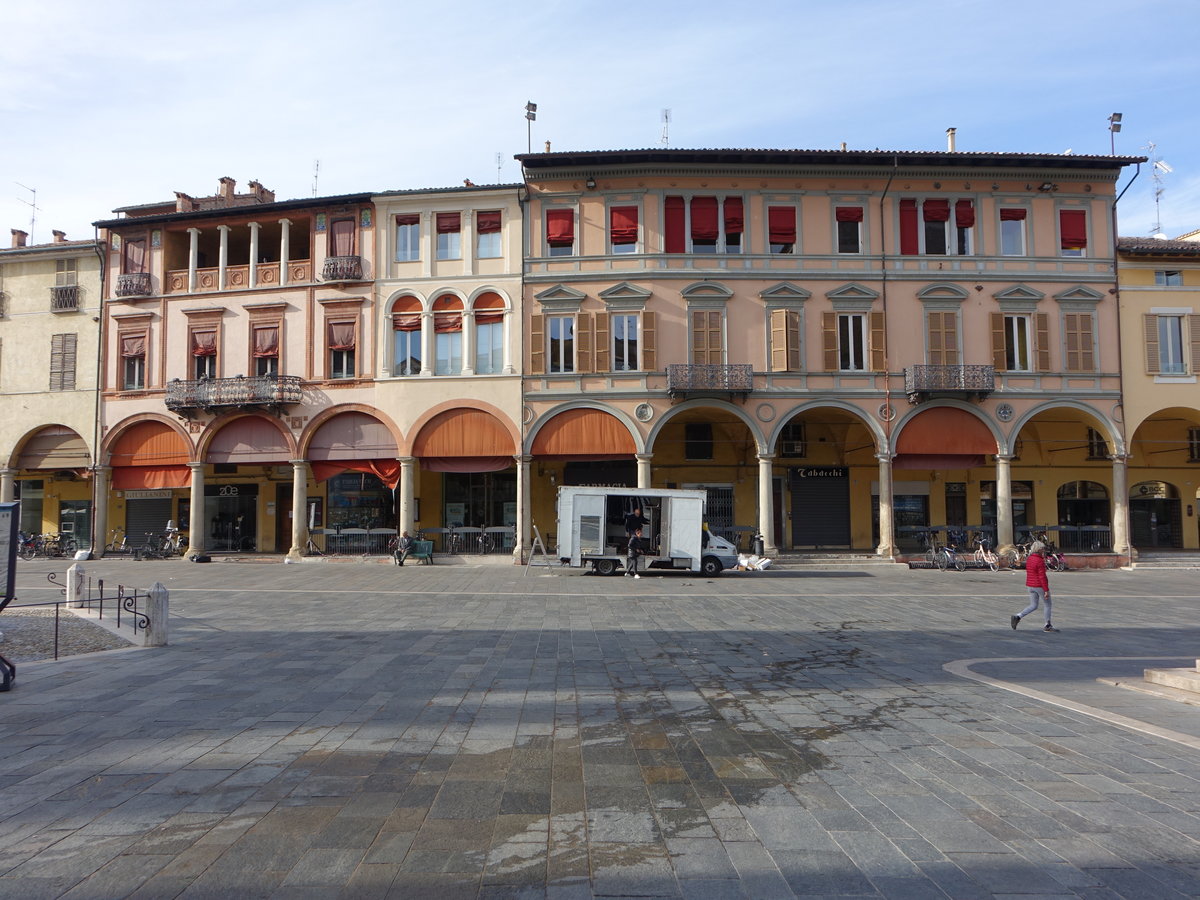 Faenza, Huser mit Arkaden an der Piazza della Liberta (31.10.2017)