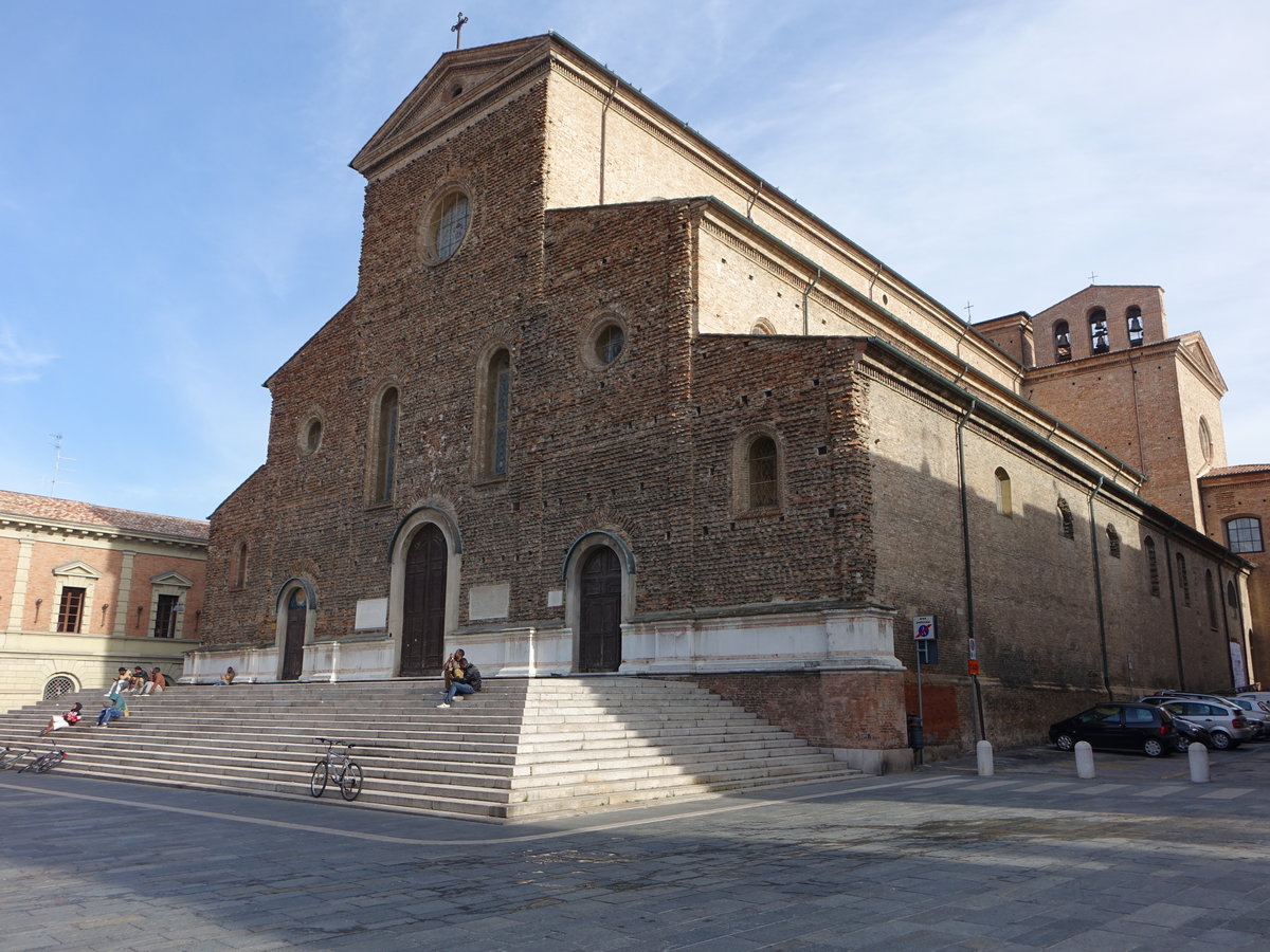 Faenza, Kathedrale San Pietro, Piazza della Liberta, erbaut von 1474 bis 1513 durch Giuliano da Maiano, reich gegliederte Fassade 
ber einer Freitreppe (31.10.2017)