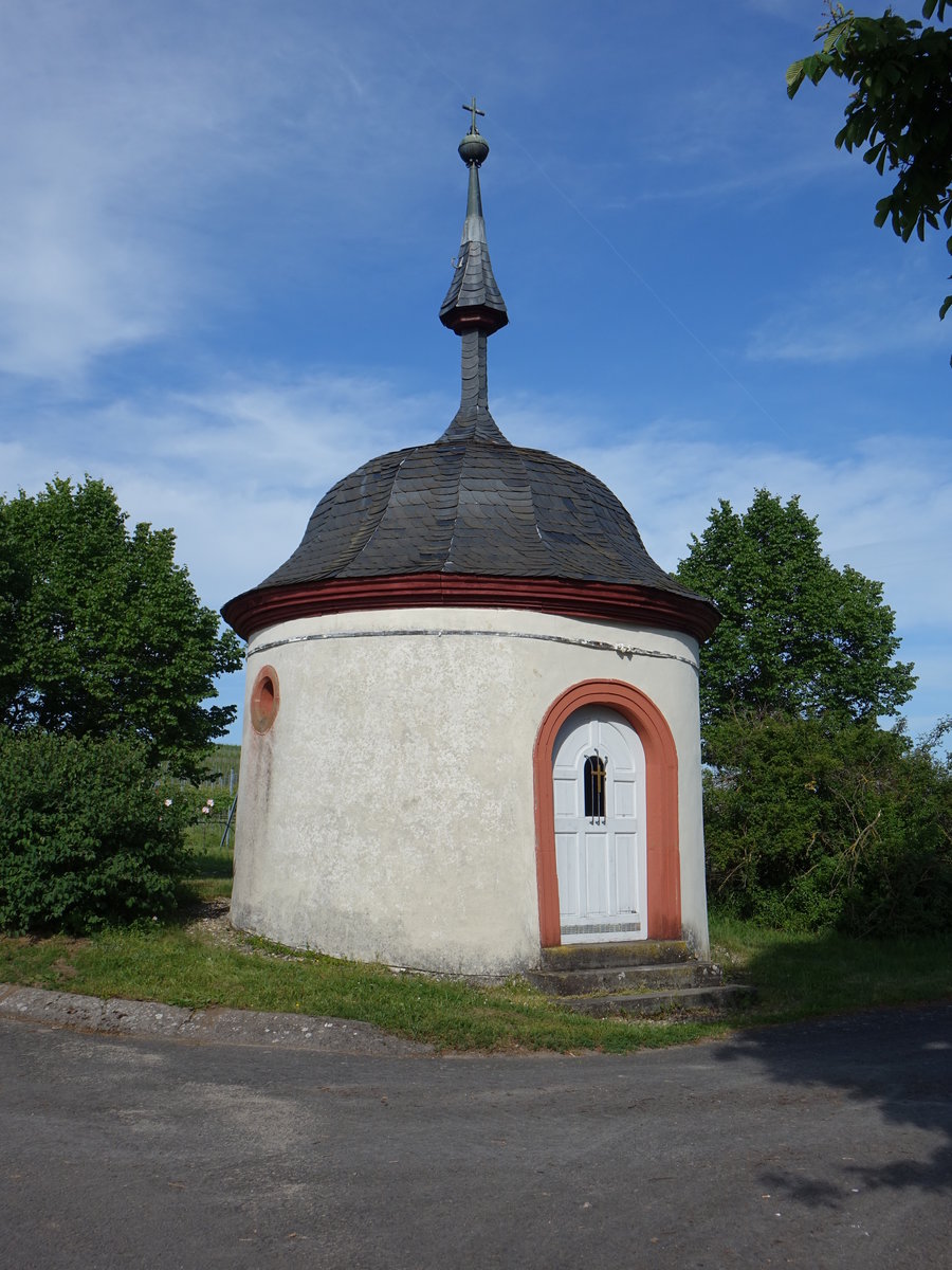 Fahr, Heilig Kreuz Kapelle, kreisfrmige Anlage mit achtseitiger Kuppel, erbaut um 1727 (28.05.2017)