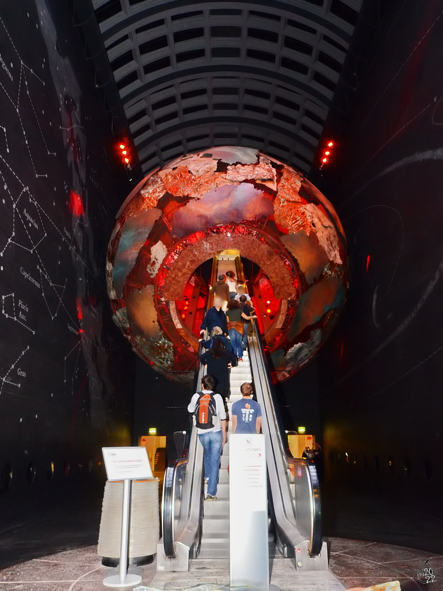 Fahrt mit der Rolltreppe zum Mittelpunkt der Erde. (Naturhistorisches Museum London, September 2013)