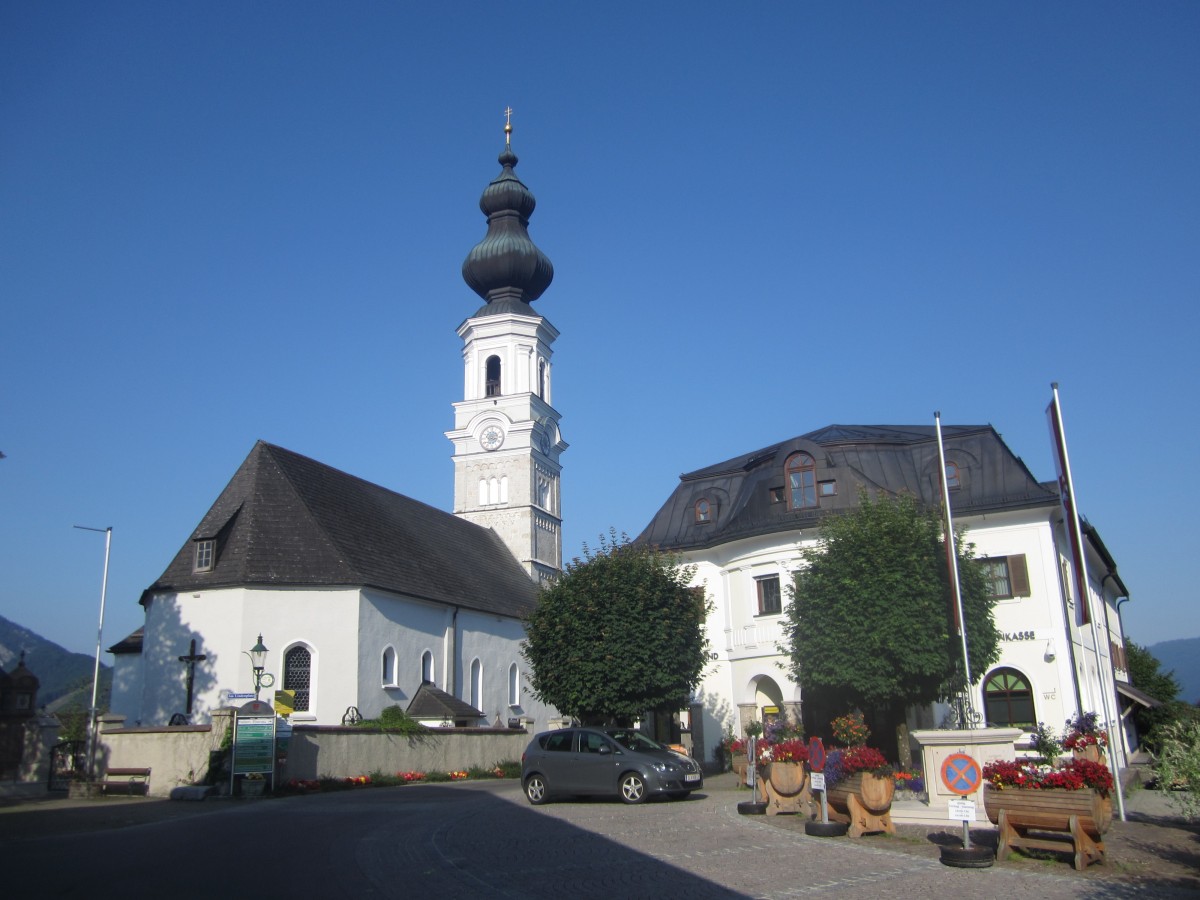 Faistenau, Lindenplatz mit St. Jakobus Kirche (20.07.2013)