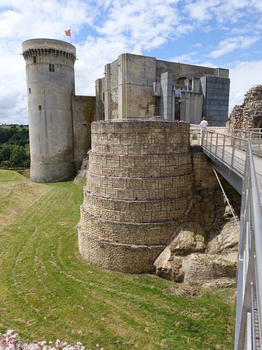 Falaise, Schloss, erbaut im 11. Jahrhundert, Geburtsort von Wilhelm dem Eroberer, Ringmauer mit Wehrtrmen aus dem 13. Jahrhundert (12.07.2016)