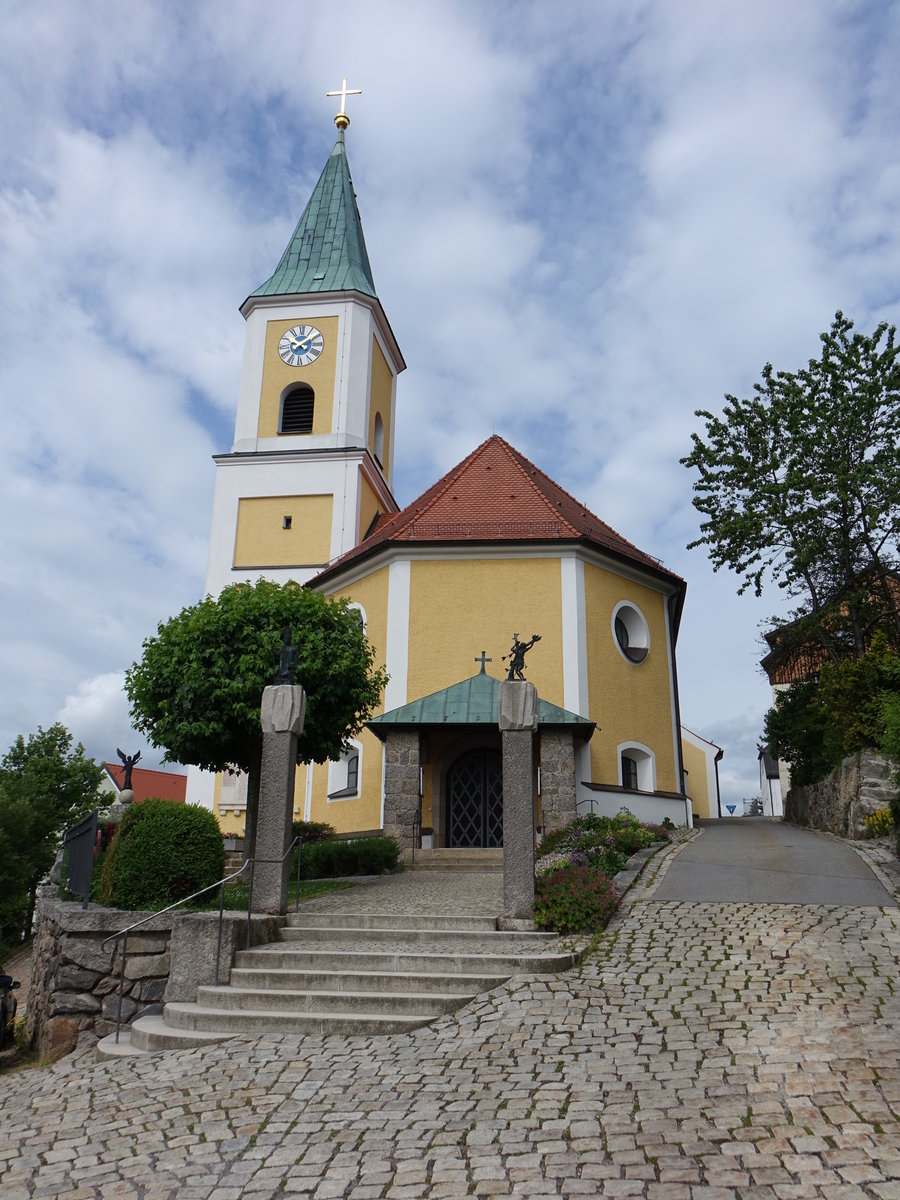 Falkenstein, kath. Pfarrkirche St. Sebastian, Saalbau mit abgewalmtem Satteldach und ehemaligem Chorflanktenturm, erbaut im 17. Jahrhundert (05.06.2017)