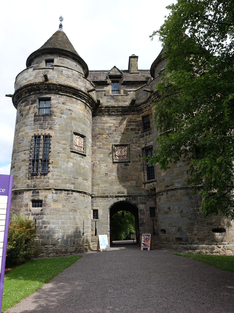 Falkland Palace, das Jagdschloss der Stuarts enstand von 1460 bis 1488 unter Knig James III., Torhaus mit Rundtrmen (09.07.2015)