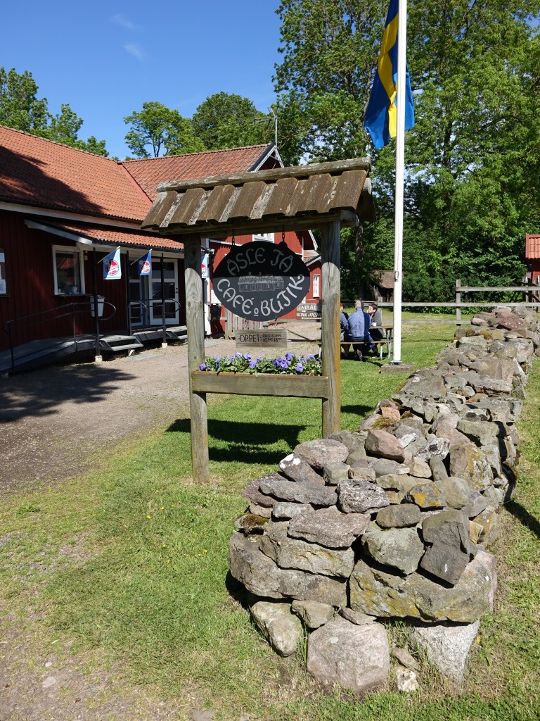 Falkping, Freilichtmuseum sle T, Schwedens grter erhaltener Husler-Besiedelung,
von den 20 Htten sind 7 zeitgem eingerichtet (14.06.2015)