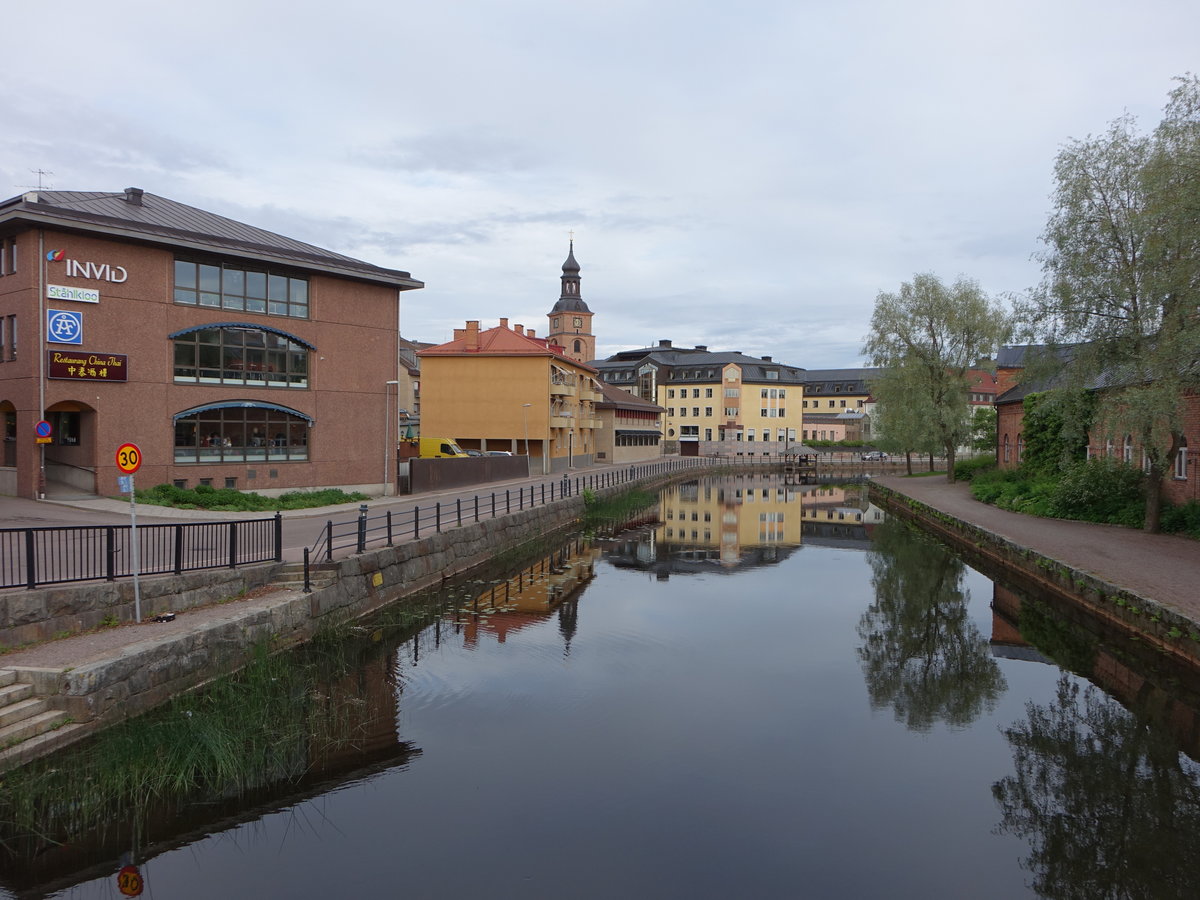 Falun, Huser an der Hamngatan und Kirchturm der St. Kristina Kirche (15.06.2017)