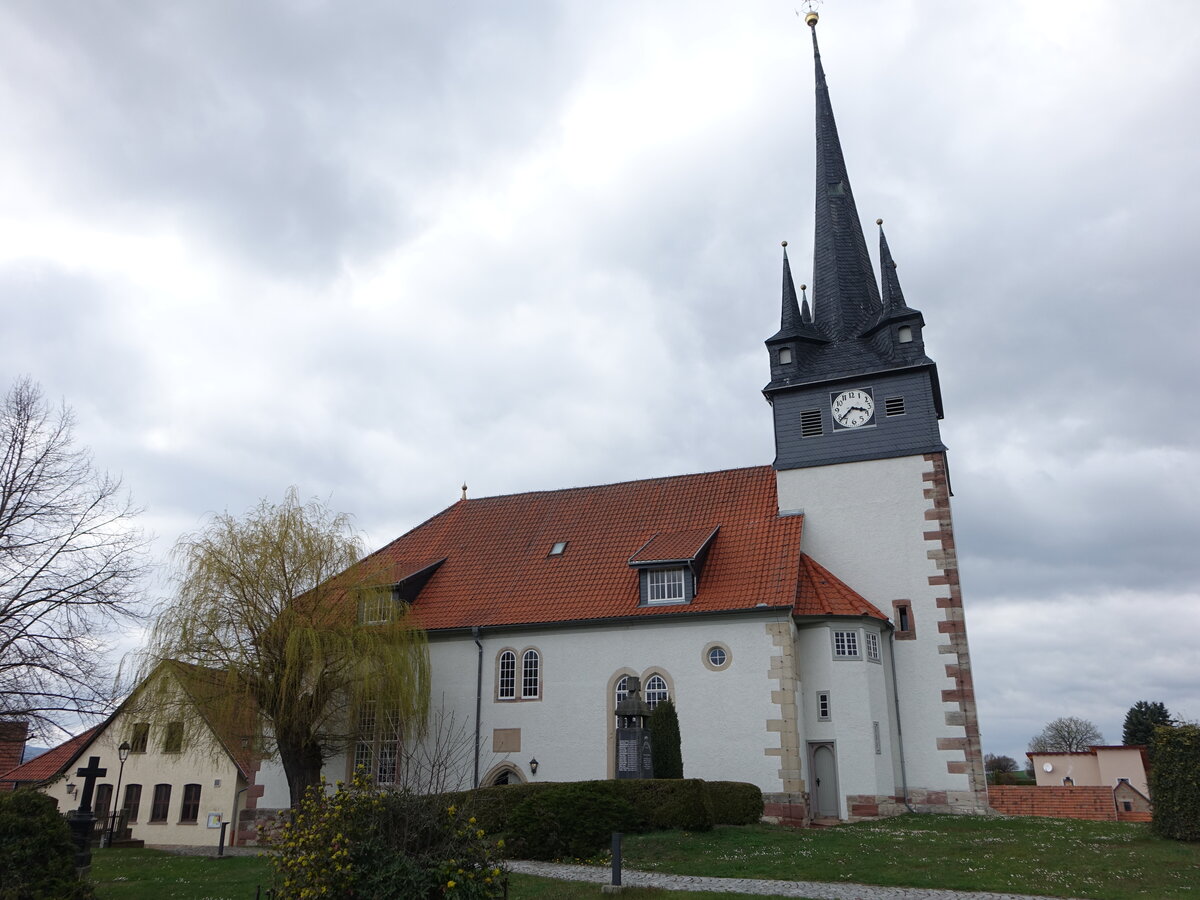 Fambach, evangelische St. Jakobus Kirche, erbaut um 1500, 1616 erweitert im Renaissancestil, Turmuhr von 1582 (15.04.2022)