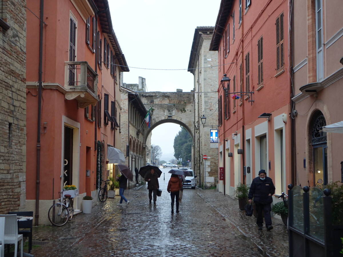 Fano, Arco di Augusto, erbaut zu Ehren des Augustus im 2. Jahrhundert (31.03.2022)