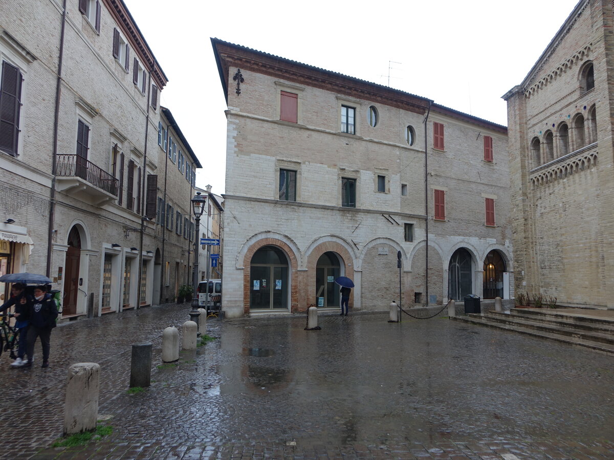 Fano, Gebude an der Piazza Clemente VIII. (31.03.2022)