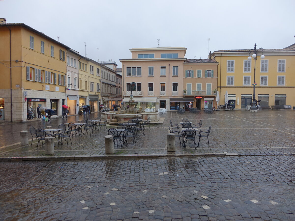 Fano, historische Huser an der Piazza Venti Settembre (31.03.2022)