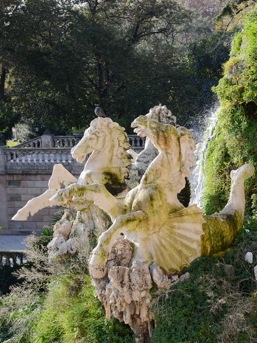 Fantastievolle Figuren am Wasserfall Cascada im Parc de la Ciutadella. (Barcelona, Dezember 2011)