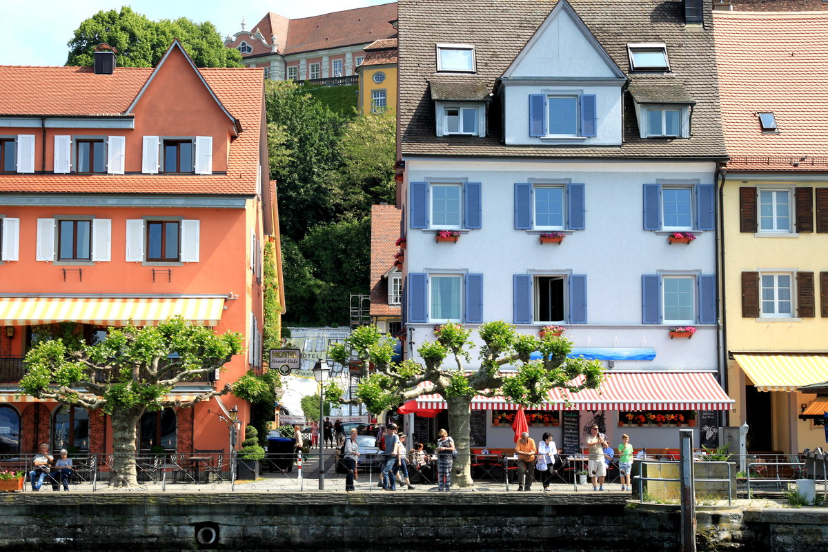 Farbenfrohe Fassaden in Meersburg am Bodensee, aufgenommen am Mittag des 6. Juni 2016.