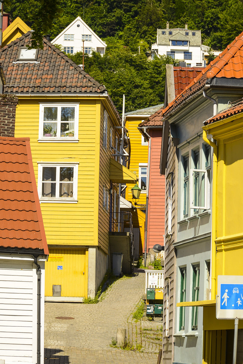 Farbige Huser in Grnnegaten in der norwegischen Hansestadt Bergen.  Aufnahme: 11. Juli 2018.