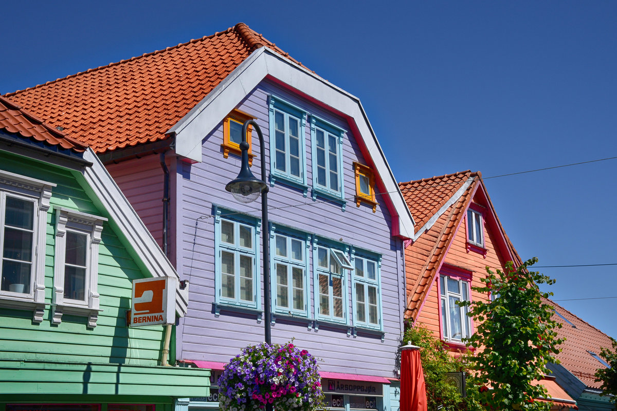 Farbige Hausfassaden an der vre Holmgate in Stavanger. Aufnahme: 3. Juli 2018.