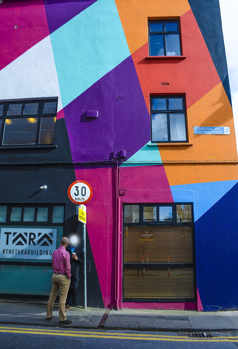Farbiges Haus an der Poolbeg Street in der irischen Hauptstadt Dublin. Aufnahme: 10. Mai 2018.